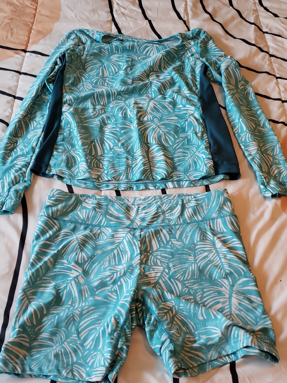 Women’s Long Sleeve Teal Leaf Rashguard Set